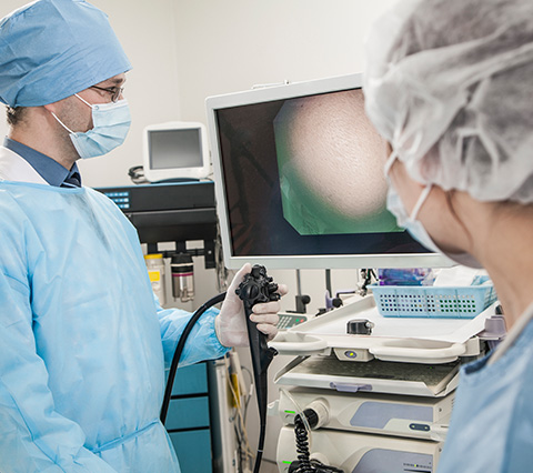 Mdicos revisando cpsula endoscpica en Bogot de paciente