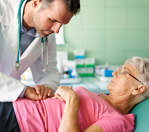 Mujer siendo revisada en un centro de gastroenterologa Bogot